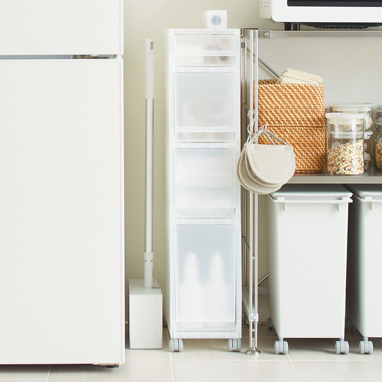 Polypropylene Stocker with Caster - Image 4